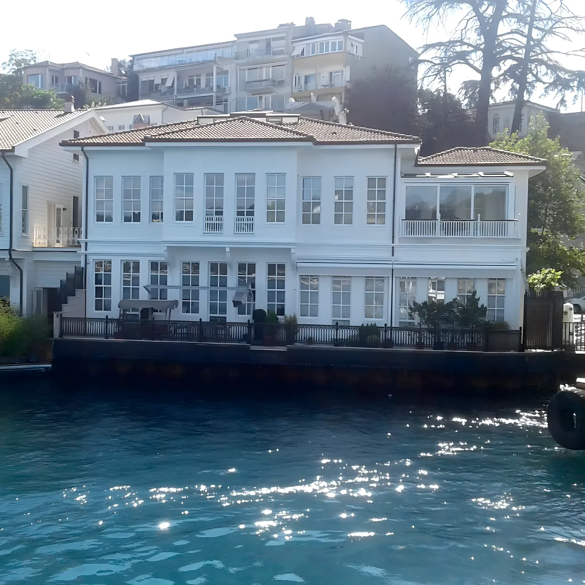 Anadolu Hisarı'nda restorasyon boyası yapılmış beyaz ahşap yalılar
