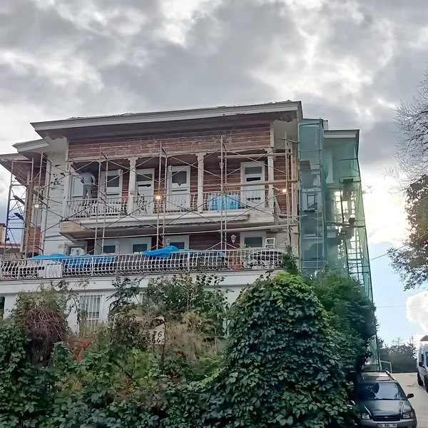 Arnavutköy'de eski boyaları sökülmüş ahşap köşk