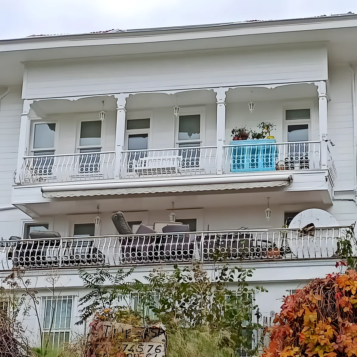 Arnavutköy'de ahşap köşk cephesinde boya uygulaması