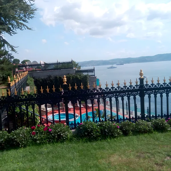Emirgan Yalısı Demir Korkuluk ve Altın Yaldız