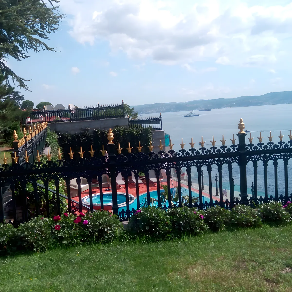 Emirgan'da Boğaz manzaralı yalının altın yaldızlı demir korkulukları