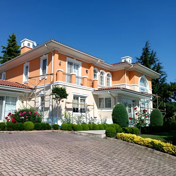 Alkent'te dış cephesi boyanmış villa