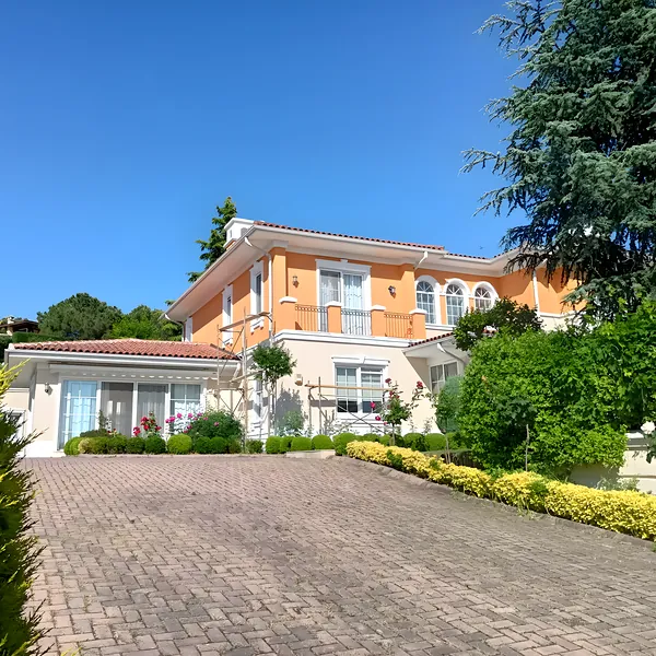 Alkent'te dış cephesi yenilenmiş villa