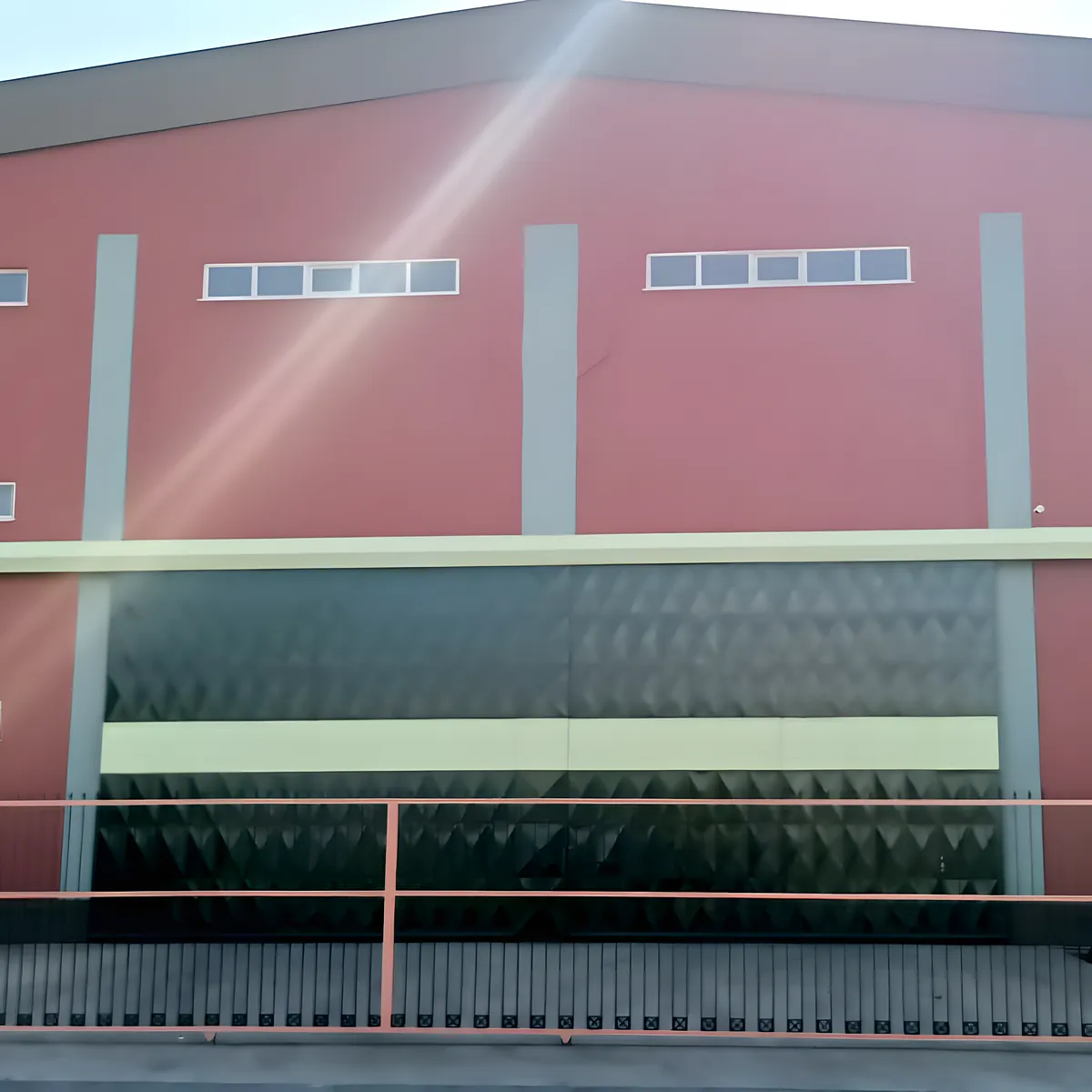 Kurtköy'de dış cephesi kurumsal renklerle boyanmış fabrika binası