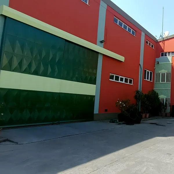 Kurtköy'de kurumsal renklerle boyanmış fabrika