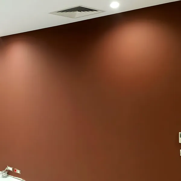 Kurtköy ofisinde vurgu duvarlı iç mekân