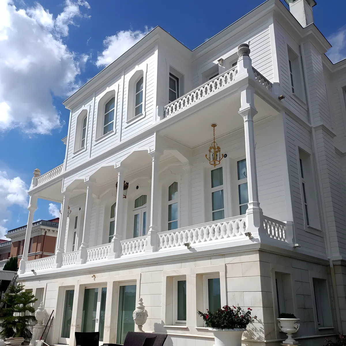 Yeniköy'de restorasyon boyası tamamlanmış beyaz ahşap yalı cephesi