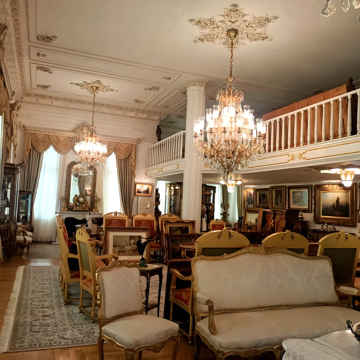 Yeniköy yalısında restore edilmiş süslemeli tavan ve kristal avizeli salon