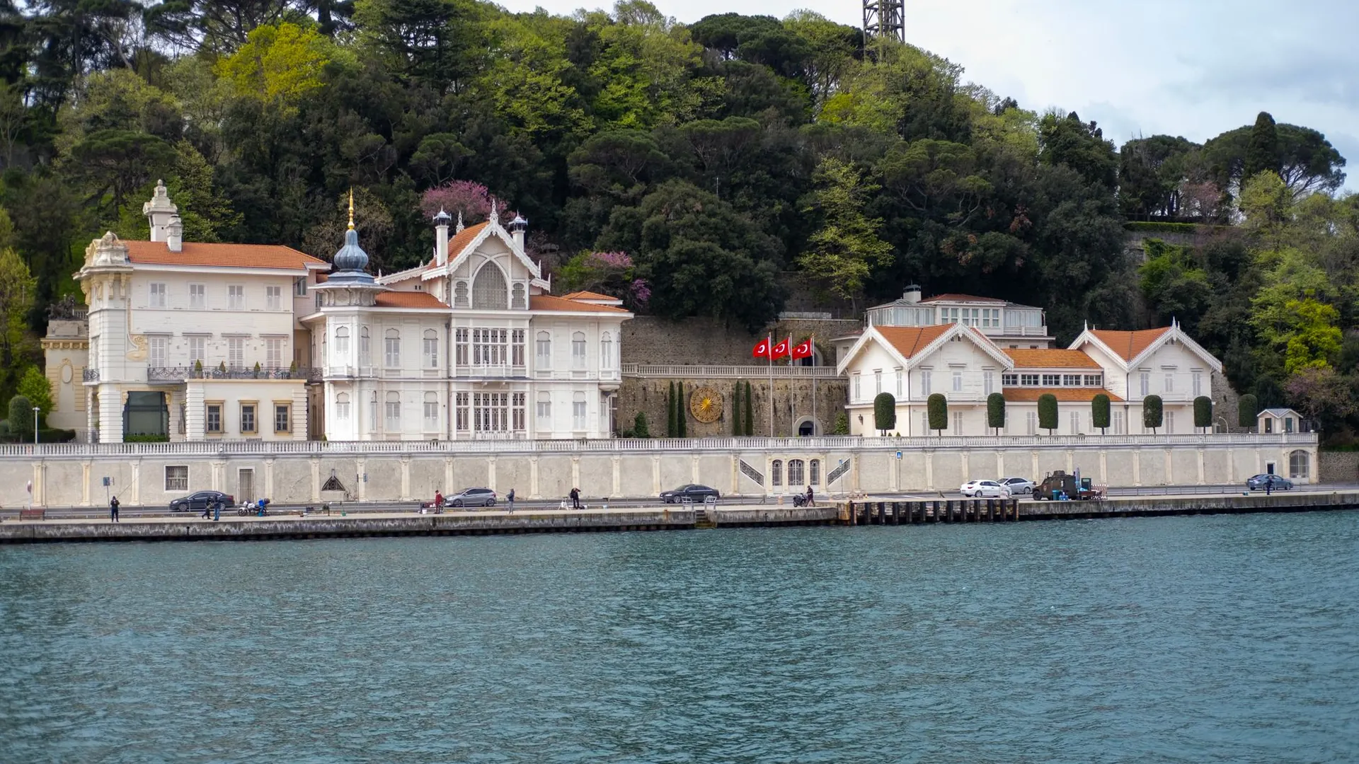 Boğaziçi kıyısında beyaz cepheli tarihi bir yalı